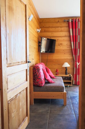 Living area - Chalet apartment for rent with south-facing terrace and private sauna (saint francois longchamp)