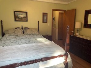 3 bedrooms, desk, free WiFi, bed sheets