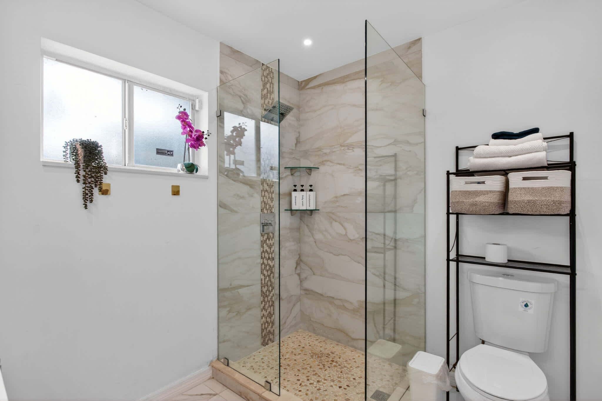 House, Multiple Beds, Pool Access, Pool View (Tropical Oasis) | Bathroom | Towels