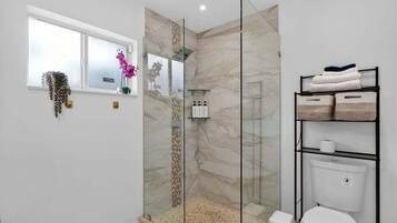 House, Multiple Beds, Pool Access, Pool View (Tropical Oasis) | Bathroom | Towels