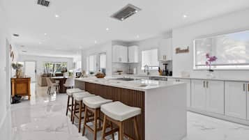 House, Multiple Beds, Pool Access, Pool View (Tropical Oasis) | Interior