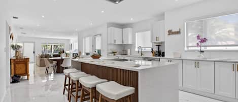 House, Multiple Beds, Pool Access, Pool View (Tropical Oasis) | Interior