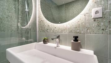 Dusche, Haartrockner, HandtĂŒcher, Toilettenpapier