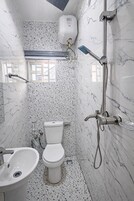 Ducha, toallas, jabón, papel higiénico