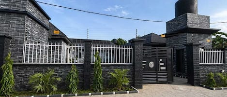 Mặt tiền nơi lưu trú