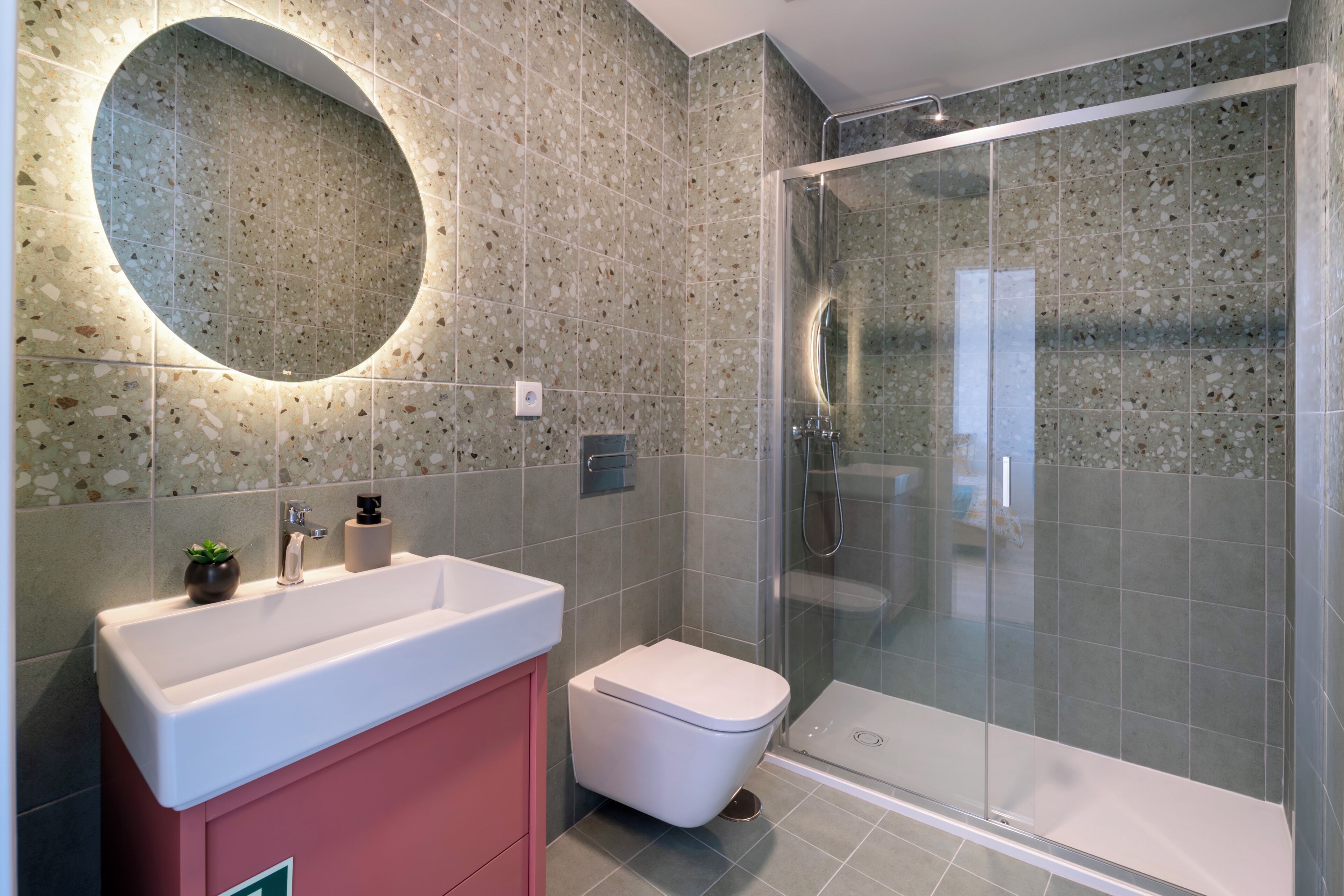 Douche, sèche-cheveux, serviettes fournies, savon