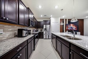 Private kitchen - Cozy NEW 05 Bedrooms At Windsor Cay (Clermont)