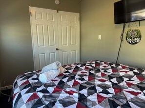 Room - Modern 2BR Near EWR - King Bed - Laundry - Fast Wi-Fi -Sleeps 5 (Hillside)