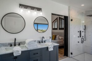Hair dryer, towels - Lamy Desert Retreat Near Santa Fe (Lamy)