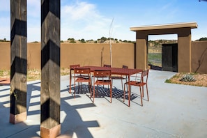 Outdoor dining - Lamy Desert Retreat Near Santa Fe (Lamy)