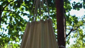 Lampadario sospeso in un ambiente esterno in legno.