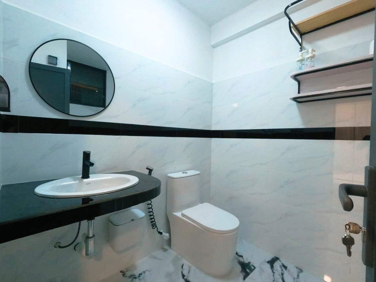Chambre Double Deluxe, balcon, vue cour intérieure | Salle de bain | Douche, articles de toilette gratuits, sèche-cheveux