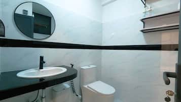 Deluxe Double Room, Balcony, Courtyard View | Bathroom | Shower, free toiletries, hair dryer, towels
