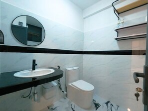 Kahden hengen deluxe-huone, parveke, näköala pihalle | Kylpyhuone | Suihku, ilmaiset hygieniatuotteet, hiustenkuivaaja, pyyhkeet