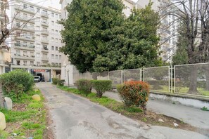 Property grounds - Cozy 65m2 apartment, ideal for 4 people, located on the second floor of a building with lift.The accommodation is located in Loreto, a residential neighborhood full of services. The proximity to the M1/M2 Loreto metro stop allows you to easily reach the  (Milan)