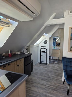 A modern kitchen with a built-in stove, a black countertop, and a skylight. - GITE L'Essentiel Piscine clim between Beauval Futuroscope and Châteaux de la Loire (Sainte-Maure-de-Touraine)