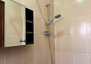 Asciugamani, sapone, shampoo, carta igienica