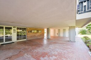 Property grounds - Comfortable 75 sqm apartment, accommodating up to 6 people, located on the second floor of a building without an elevator.The property is located in Luni Mare, in a well-served residential area. The location is convenient, a short distance from the sea a (Luni)