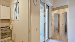 A kitchen with a stove, oven, and a window. - Comfortable 75 sqm apartment, accommodating up to 6 people, located on the second floor of a building without an elevator.The property is located in Luni Mare, in a well-served residential area. The location is convenient, a short distance from the sea a (Luni)