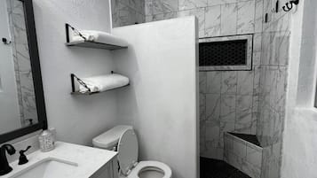 Sèche-cheveux, serviettes fournies, papier toilette
