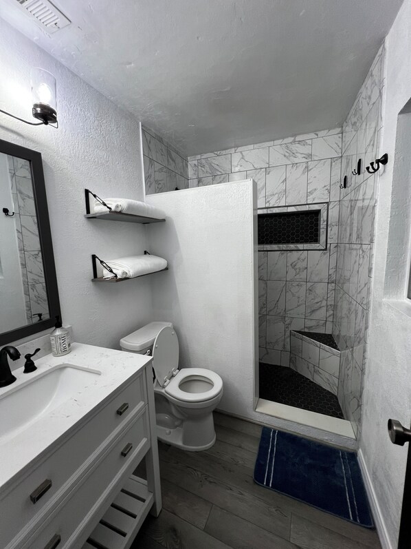Haartrockner, Handtücher, Toilettenpapier
