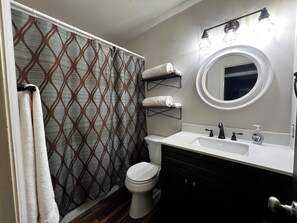 Secadora de cabello, toallas, papel de baño 