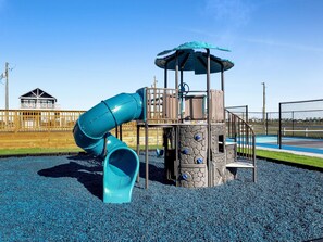 Children’s area - Abode Salty Little Beach 2 bed with loft 2 bath, sleeps 6, community pool (Crystal Beach)