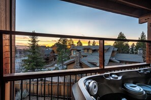 Tina de hidromasaje al aire libre