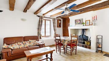 TV, fireplace