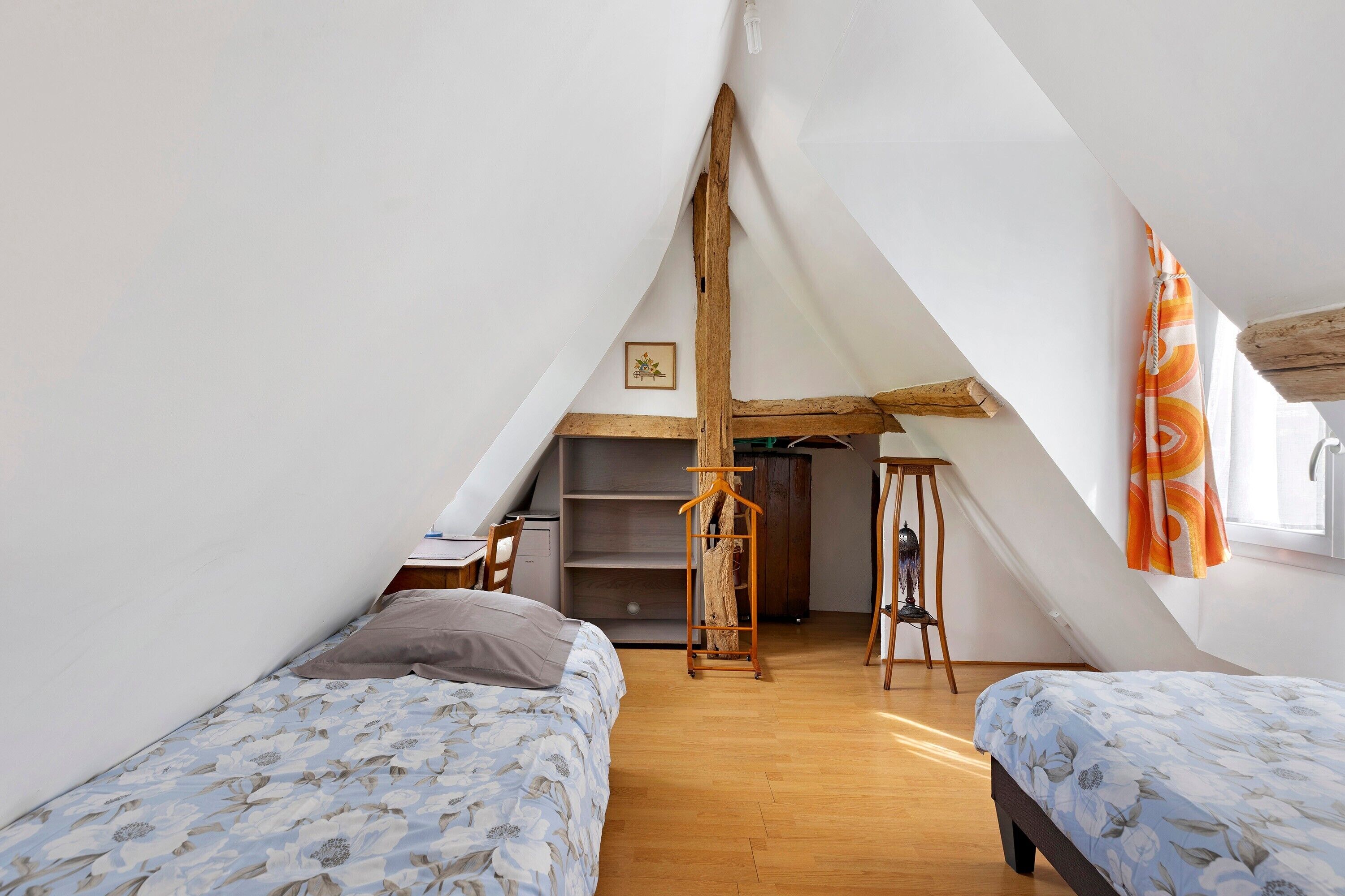 2 habitaciones, tabla de planchar con plancha y ropa de cama 