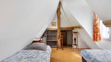 2 bedrooms, iron/ironing board, bed sheets