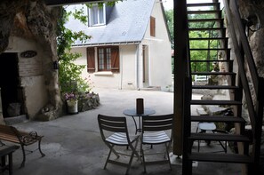 Outdoor dining - Gîte La Salamandre: private terrace, garden, air conditioning, Cher view, 2 bedrooms (Savonnières)