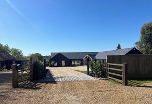 Exterior - Secluded 5-Bed Luxury Retreat | Peaceful Countryside Escape (Radnage)