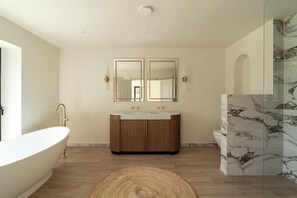 Shower, hair dryer, towels, soap - Secluded 5-Bed Luxury Retreat | Peaceful Countryside Escape (Radnage)