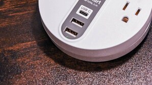 Puinen tarjotinalusta, jonka päällä on kaksi valkoista laitetta. Toisessa on merkintä ”One Beat” ja toisessa ”iSmart”, ja molemmissa on USB-portit.