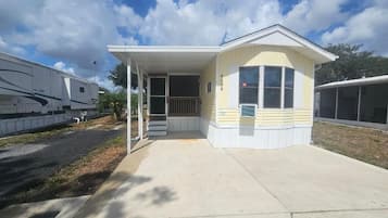 ุงูู
ูุดุฃุฉ ู
ู ุงูุฎุงุฑุฌ