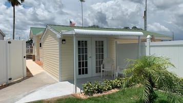 ุงูู
ูุดุฃุฉ ู
ู ุงูุฎุงุฑุฌ