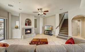 Living area - Cozy 2-bedroom condo in Beautiful North Phoenix near Mayo Clinic (Phoenix)