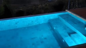A swimming pool with a clear view of the surrounding landscape. - Local Accommodation – Douro Barcos House (Barcos)
