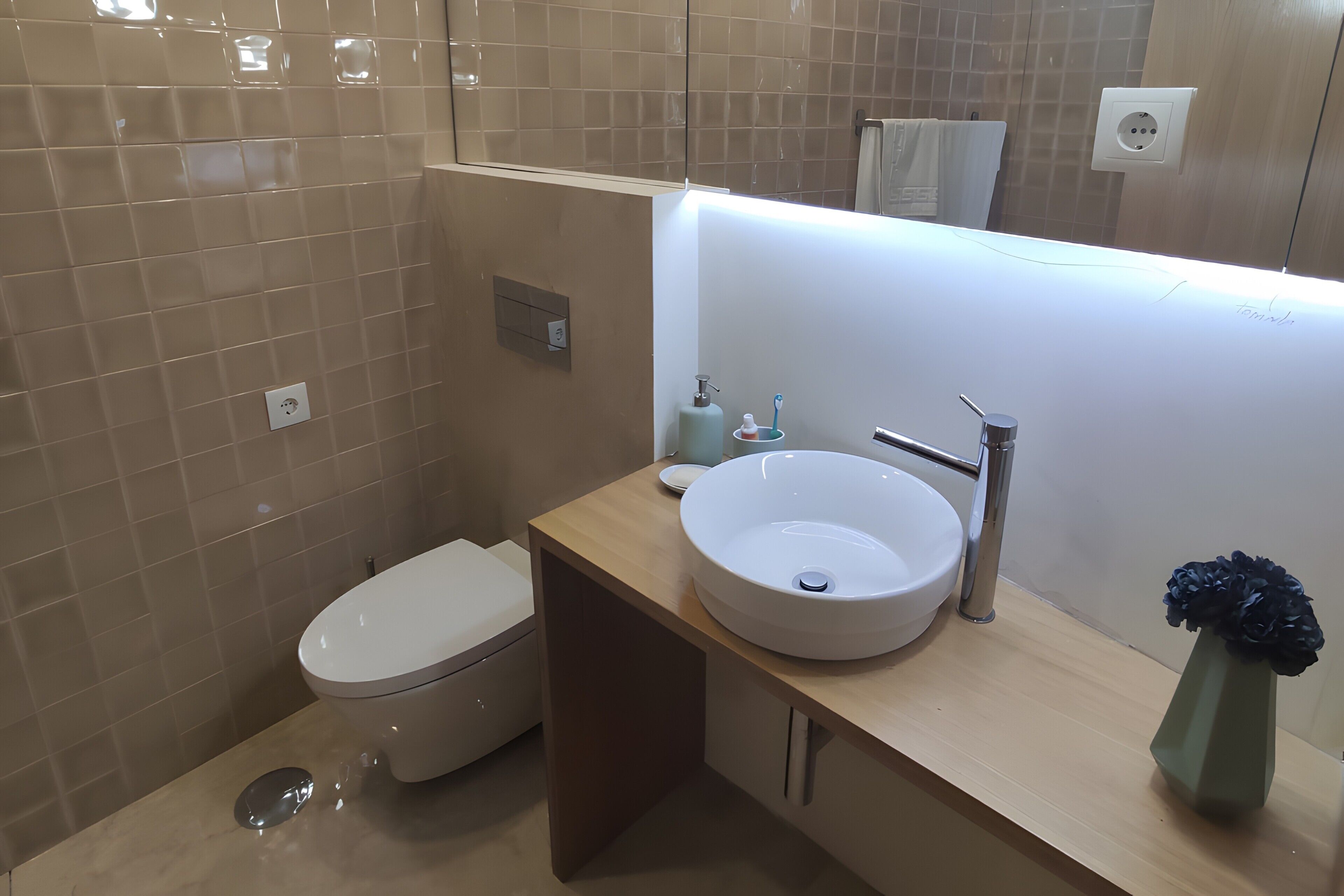 Un baño con inodoro, lavamanos y espejo.