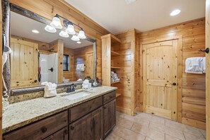 Hair dryer, towels - Memory Maker Lodge:Hot Tub, Multicade, Grill, MORE (Gatlinburg)
