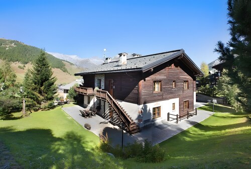 Apartment 'Chalet Sonne Superior' with Mountain View, Shared Garden and Wi-Fi