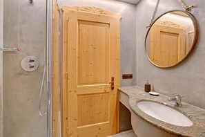 Shower, hair dryer, towels - Apartment 'Chalet Sonne Superior' with Mountain View, Shared Garden and Wi-Fi (Teola)
