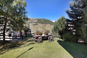 Property grounds - Apartment 'Superior 2-4' with Mountain View, Shared Garden and Wi-Fi (Teola)