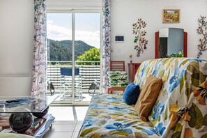 Televisión, reproductor de DVD y tenis de mesa 