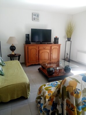 2 habitaciones, tabla de planchar con plancha y ropa de cama 