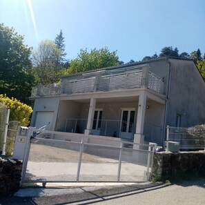 Exterior - Apartment 'L'Enclos' with Mountain View, Private Terrace and Shared Garden (Saint-Étienne-Vallée-Française)