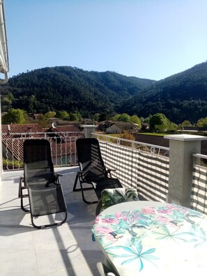 Terrace/patio - Apartment 'L'Enclos' with Mountain View, Private Terrace and Shared Garden (Saint-Étienne-Vallée-Française)