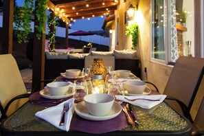 Outdoor dining - Group Getaway with Hot Tub, Fire Pit & 3 King Beds Near LEGOLAND (Vista)