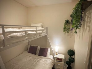 5 bedrooms, iron/ironing board, WiFi, bed sheets - Group Getaway with Hot Tub, Fire Pit & 3 King Beds Near LEGOLAND (Vista)